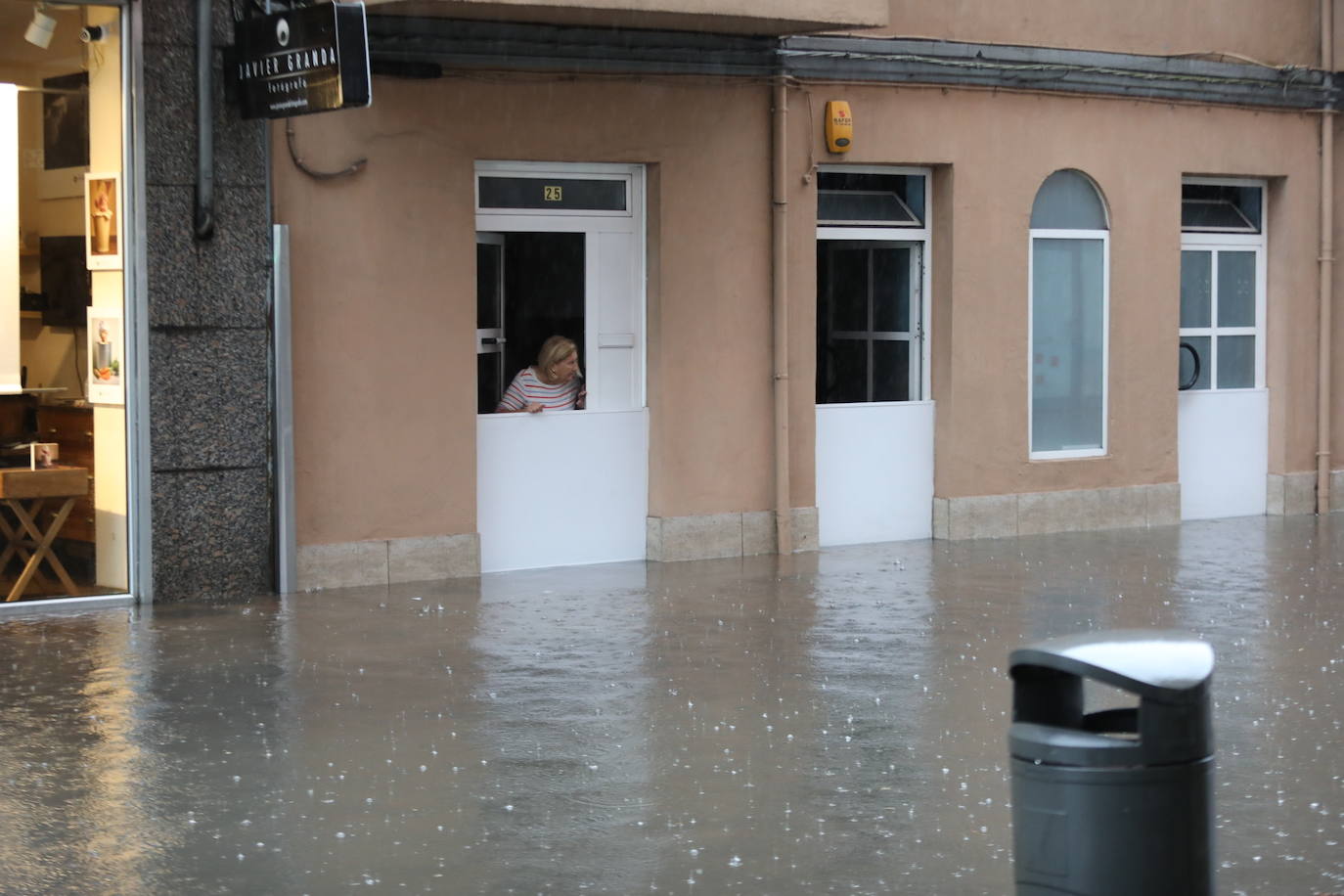 Las intensas lluvias de este miércoles han causado problemas de inundaciones en las zonas habituales, sobre todo en la calle Llano Ponte y Los Oficios y también en la zona de El Reblinco