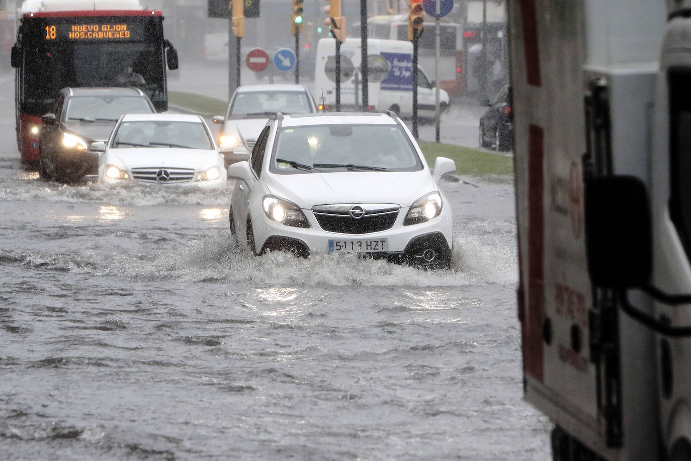 Las intensas lluvias que han caído este miércoles han anegado algunas calles de Gijón y Avilés. También han provocado inundaciones y daños en garajes y algunos negocios de ambas ciudades 