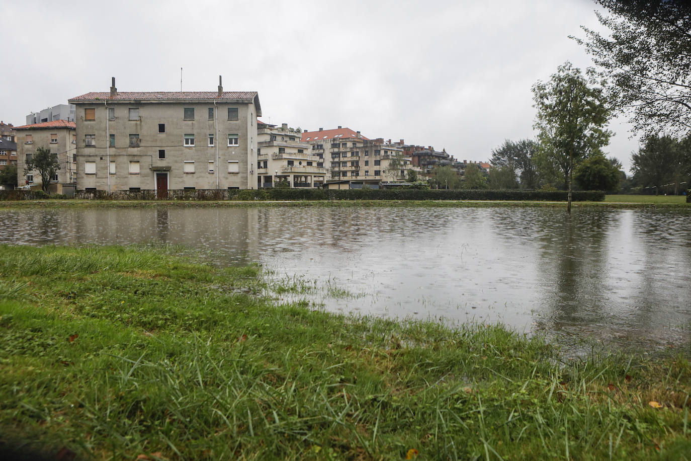 Las intensas lluvias que han caído este miércoles han anegado algunas calles de Gijón y Avilés. También han provocado inundaciones y daños en garajes y algunos negocios de ambas ciudades 