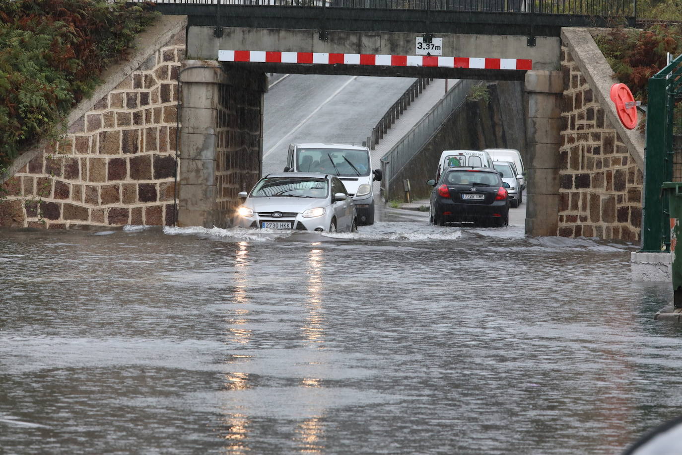 Las intensas lluvias que han caído este miércoles han anegado algunas calles de Gijón y Avilés. También han provocado inundaciones y daños en garajes y algunos negocios de ambas ciudades 