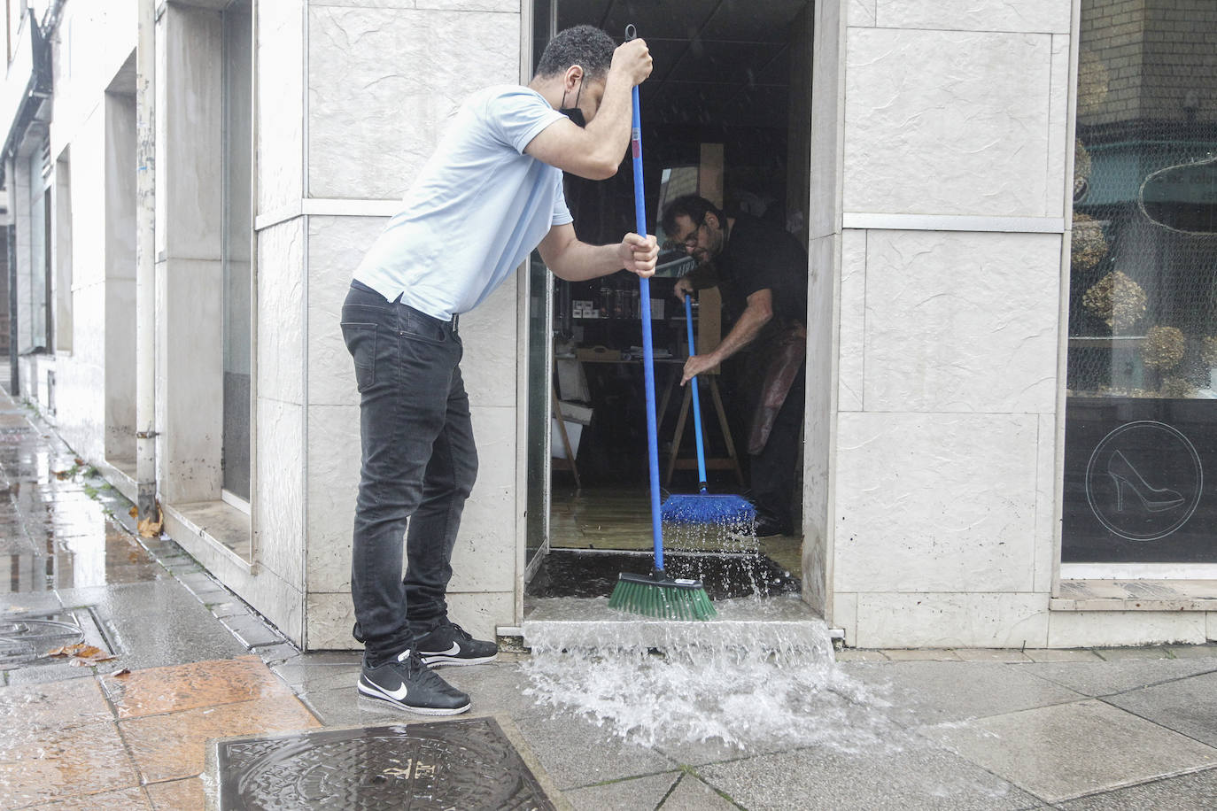 Las intensas lluvias que han caído este miércoles han anegado algunas calles de Gijón y Avilés. También han provocado inundaciones y daños en garajes y algunos negocios de ambas ciudades 