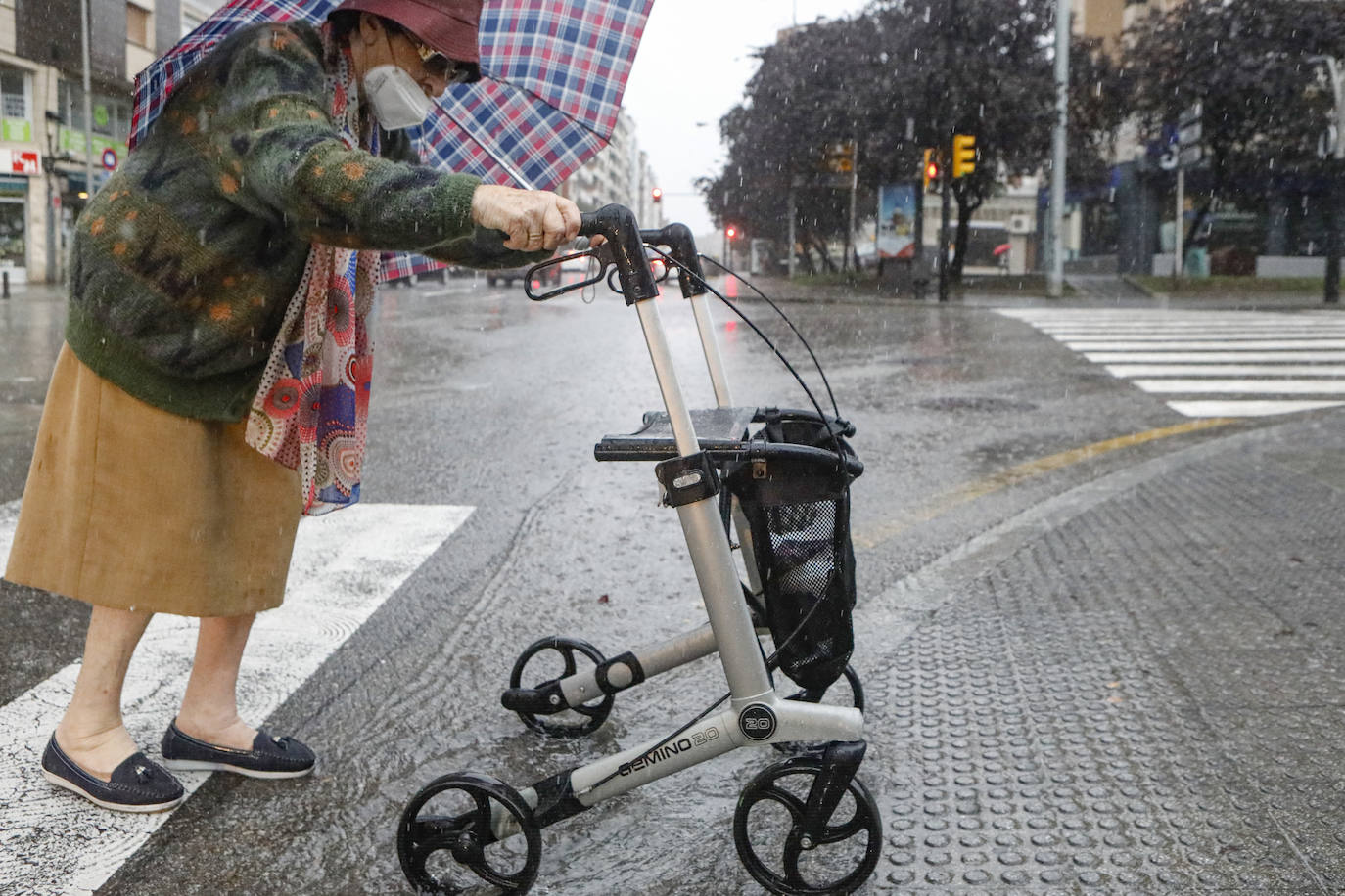 Las intensas lluvias que han caído este miércoles han anegado algunas calles de Gijón y Avilés. También han provocado inundaciones y daños en garajes y algunos negocios de ambas ciudades 