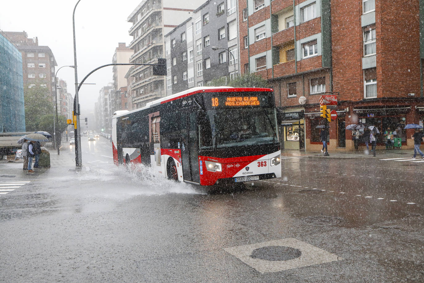 Las intensas lluvias que han caído este miércoles han anegado algunas calles de Gijón y Avilés. También han provocado inundaciones y daños en garajes y algunos negocios de ambas ciudades 