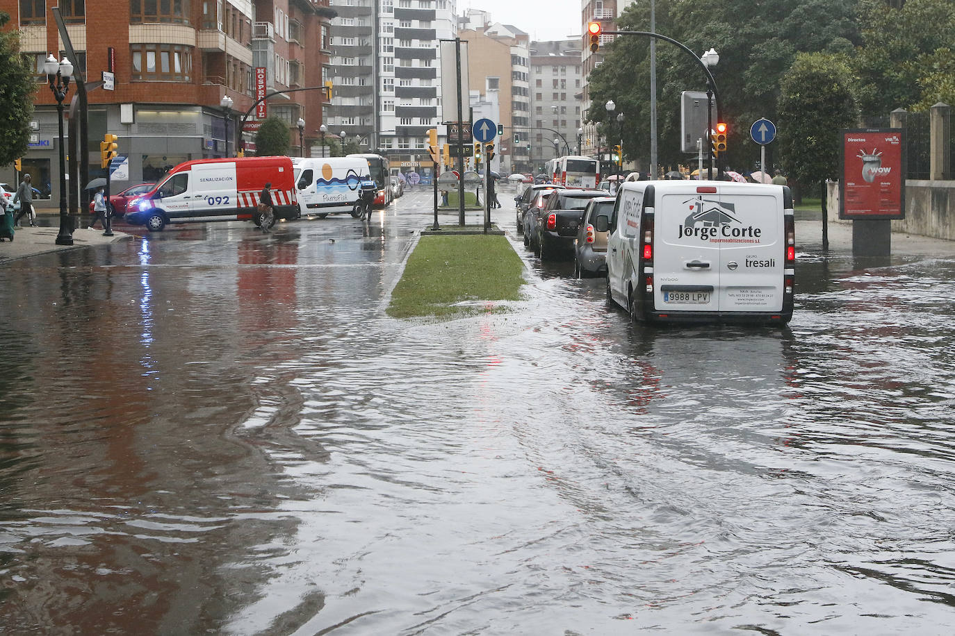 Las intensas lluvias que han caído este miércoles han anegado algunas calles de Gijón y Avilés. También han provocado inundaciones y daños en garajes y algunos negocios de ambas ciudades 