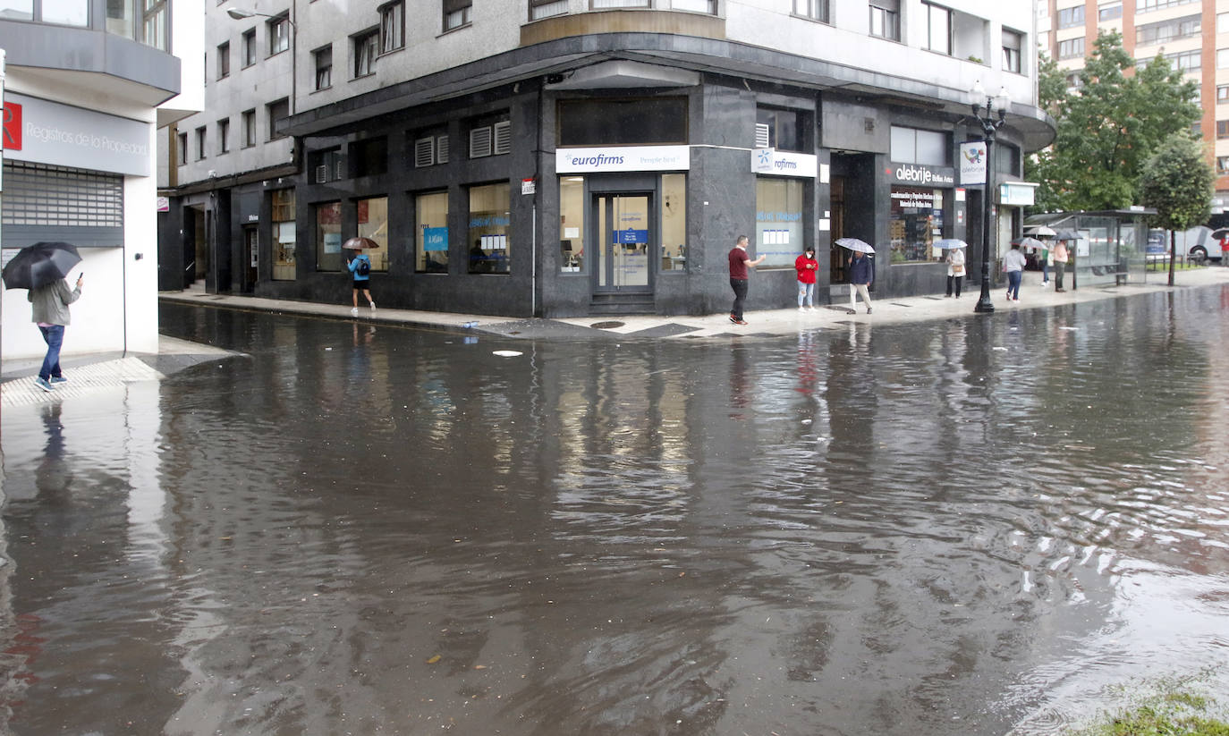 Las intensas lluvias que han caído este miércoles han anegado algunas calles de Gijón y Avilés. También han provocado inundaciones y daños en garajes y algunos negocios de ambas ciudades 