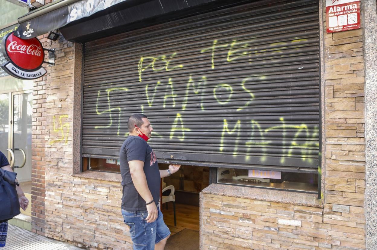 Nuevas pintadas con amenazas de muerte en el bar de la calle Feijoo. 