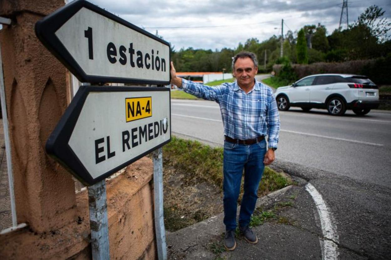 El alcalde de Nava, Juan Cañal, en uno de los tramos de la N-634 donde actuará el Ministerio de Movilidad.