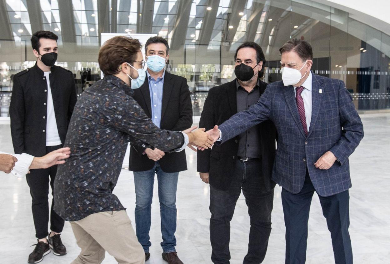 Alfredo Canteli saluda a Jaume Sanjonja, ante José Bros, Antonio Gandía y Xabier Anduaga. 