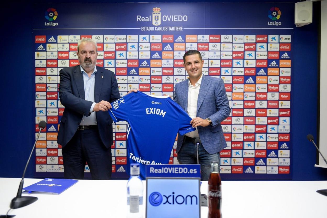 El vicepresidente del Real Oviedo, Manuel Paredes, junto a Omar González, CEO de Exiom Solution, en la presentación del patrocinio.