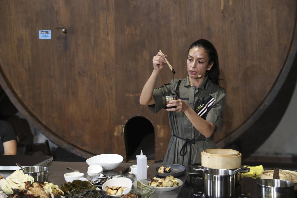 La chilena Victoria Blamey, durante su intervención, en la que cocinó varios platos. 