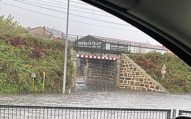 El puente de El Reblinc, también inundado.