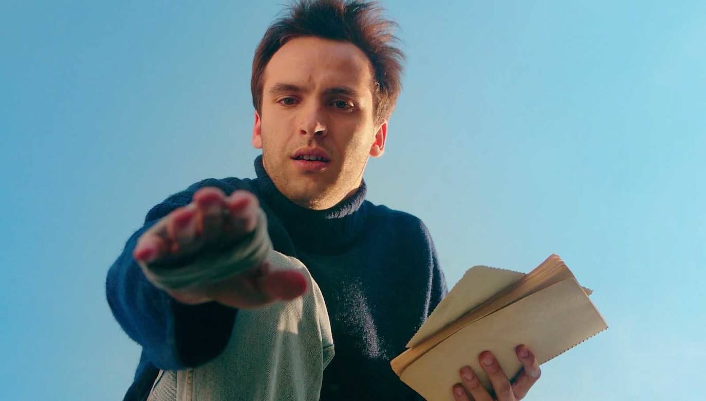 El actor abandonó la serie hace unas temporadas. En la fotografía, simulando la mítica imagen de la cabecera de 'Cuéntame' varios años después