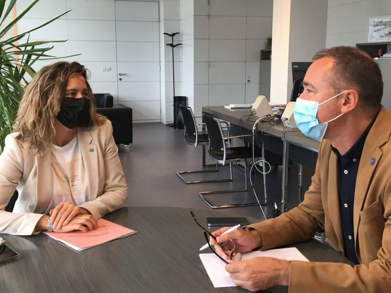 La alcaldesa de Candamo, Natalia González, reunida ayer con el consejero de Salud, Pablo Fernández. 