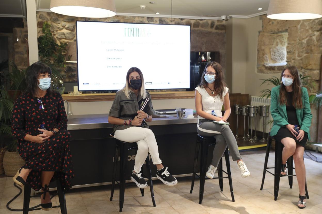 Rita Míguez, Lucía Velasco, Jessica Méndez Puga, que moderó el debate, y Eva Sañudo. 