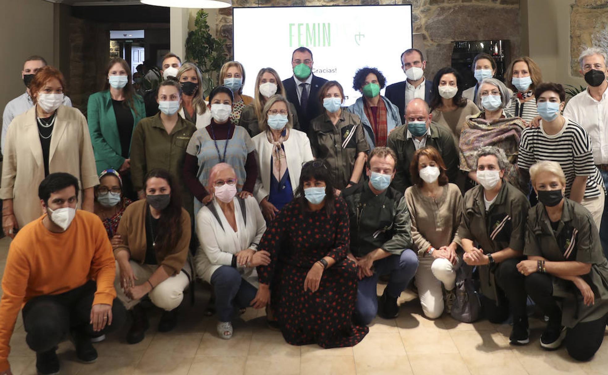 Las cocineras participantes, con las autoridades asistentes al acto de clausura.