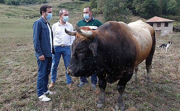 El ministro Alberto Garzón, en su visita a la ganadería de Quirós.