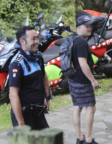 Imagen secundaria 2 - La Policía Local rescata a un hombre en la playa de Serín. 