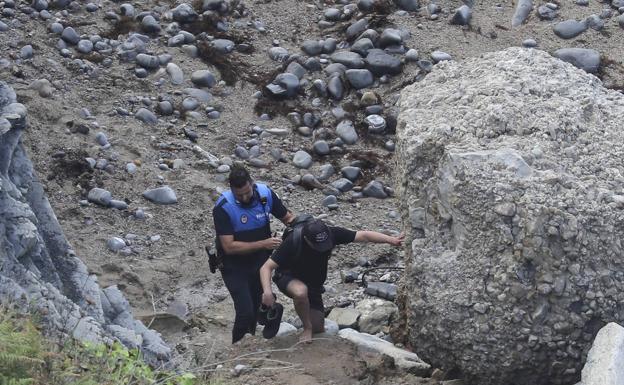 Imagen principal - La Policía Local rescata a un hombre en la playa de Serín. 