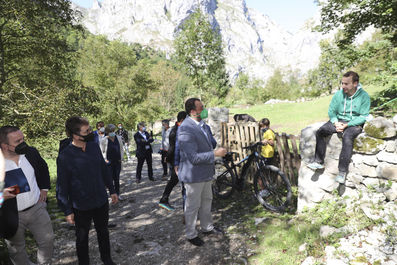 Fotos: Adrián Barbón visita Bulnes en el vigésimo aniversario del funicular