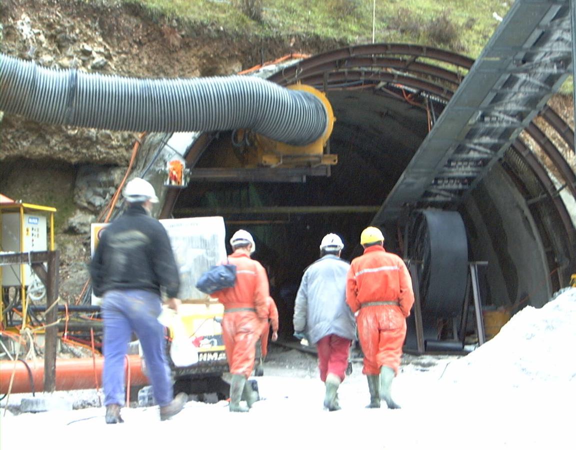 Operarios trabajan para la instalación del funicular, en 1997. 