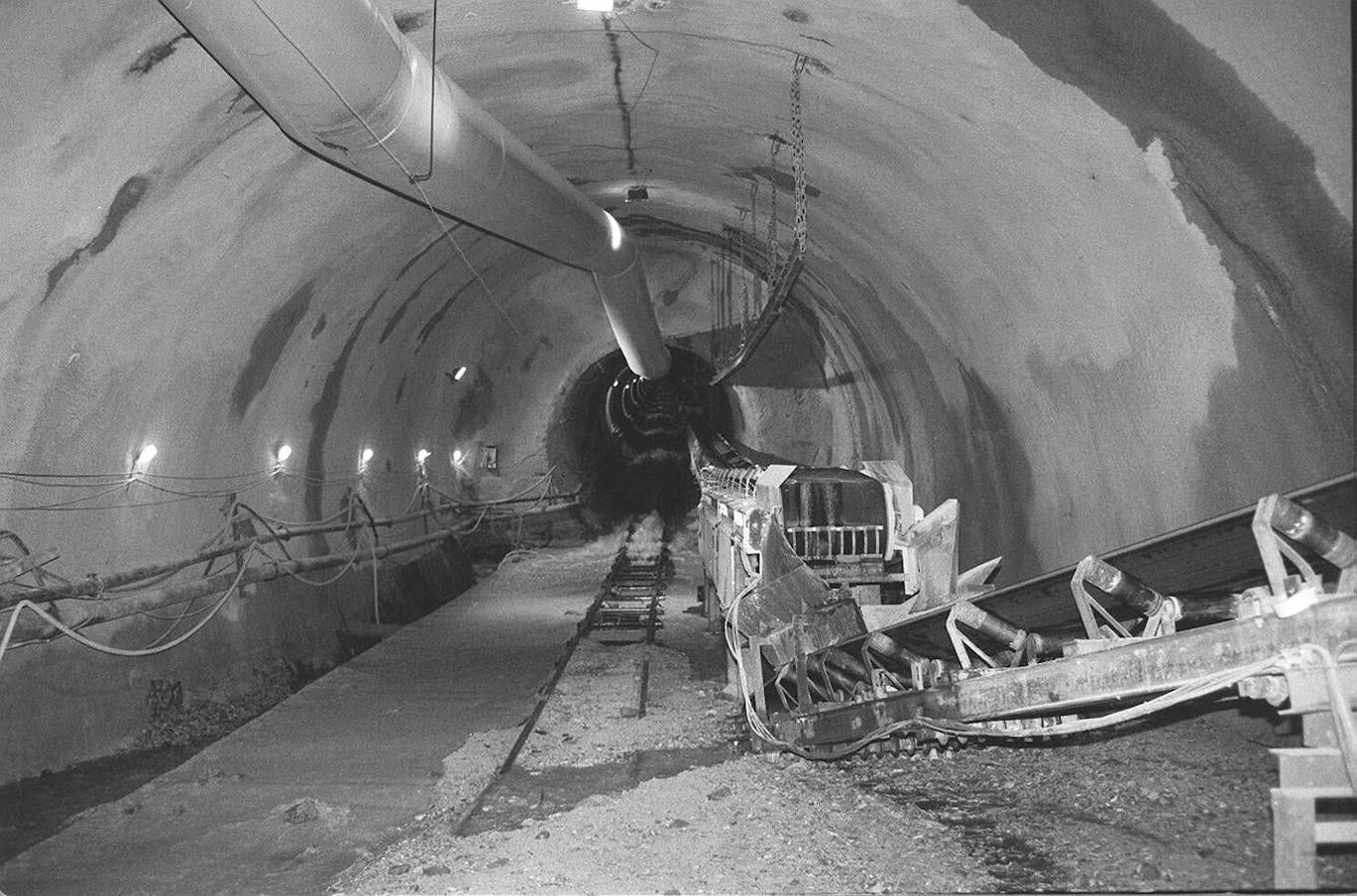 Instantánea de la instalación del funicular, en 1998. 