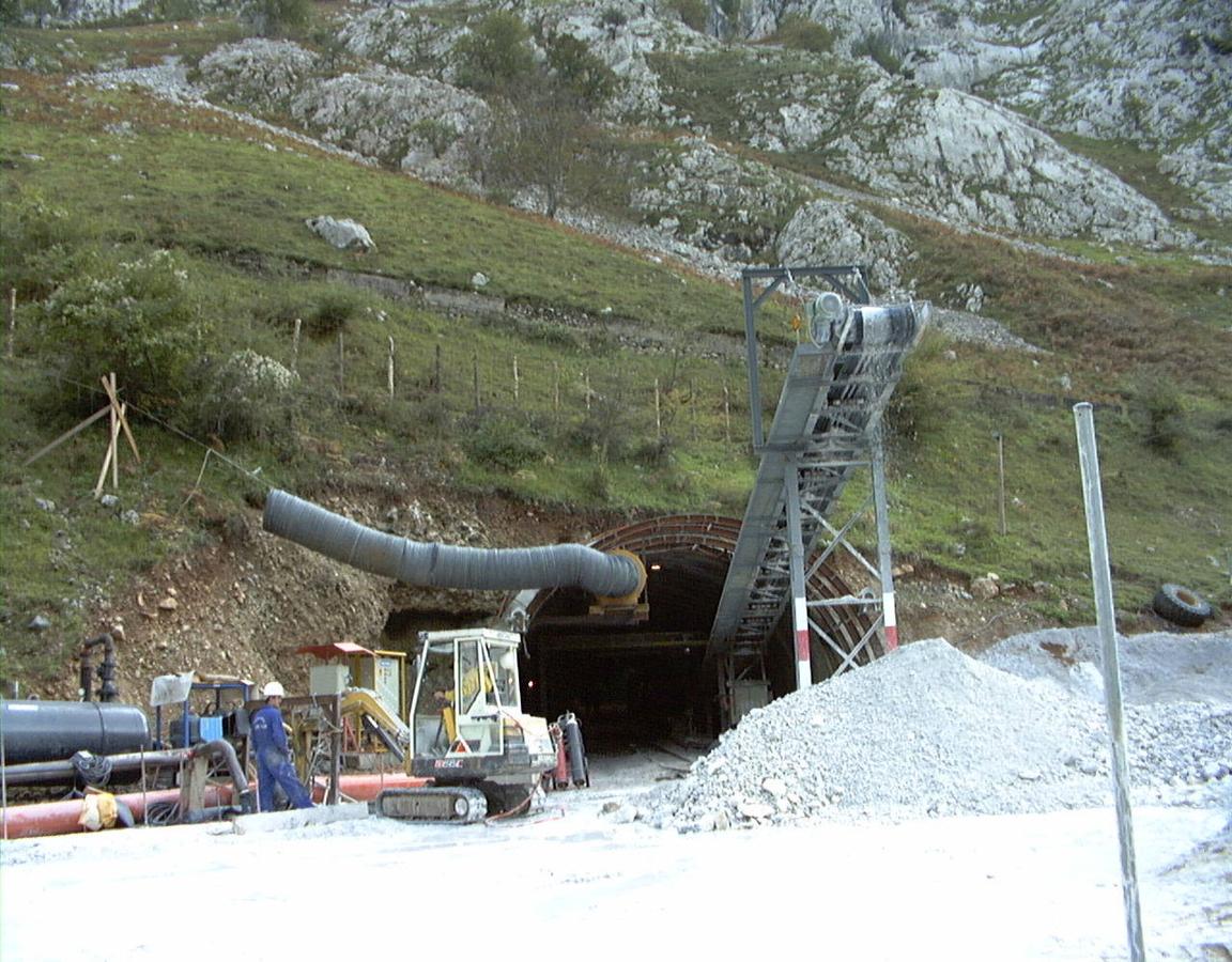 Operarios trabajan para la instalación del funicular, en 1999. 