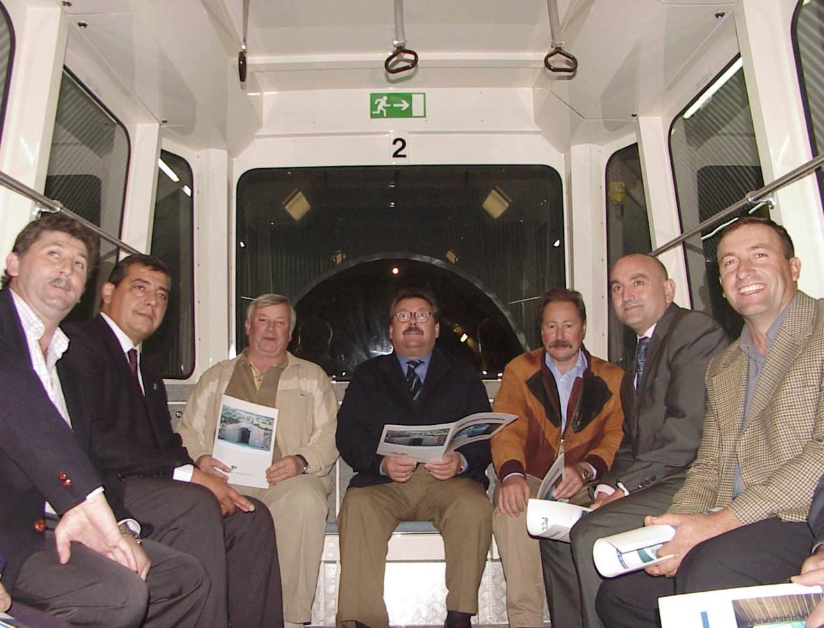 Primer viaje oficial, el 17 de septiembre de 2002. En el centro, el consejero de Infraestructuras José Ramón García Secades.