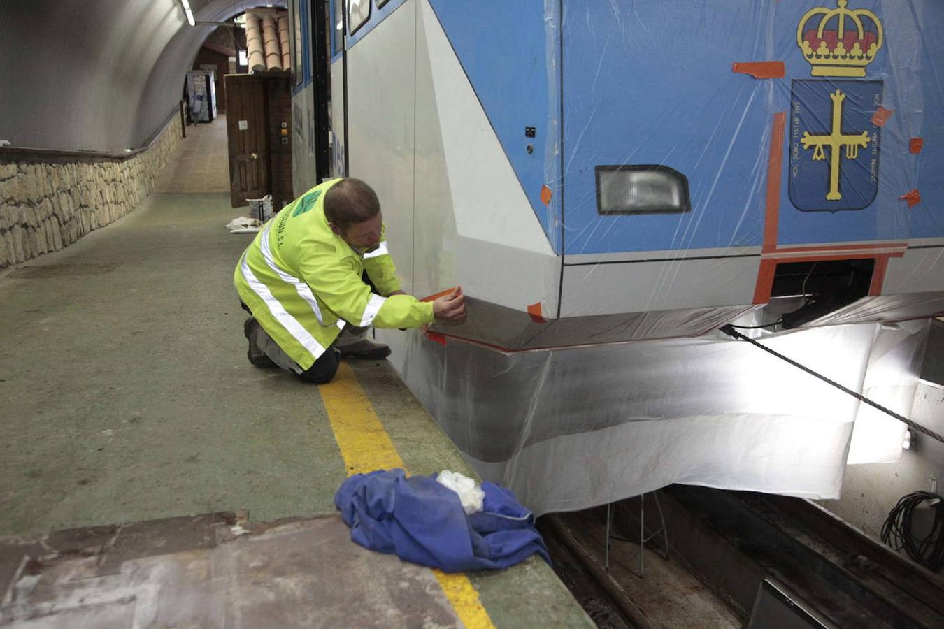 Operarios, en 2012, ultimando los detalles del la zona frontal del transporte. 