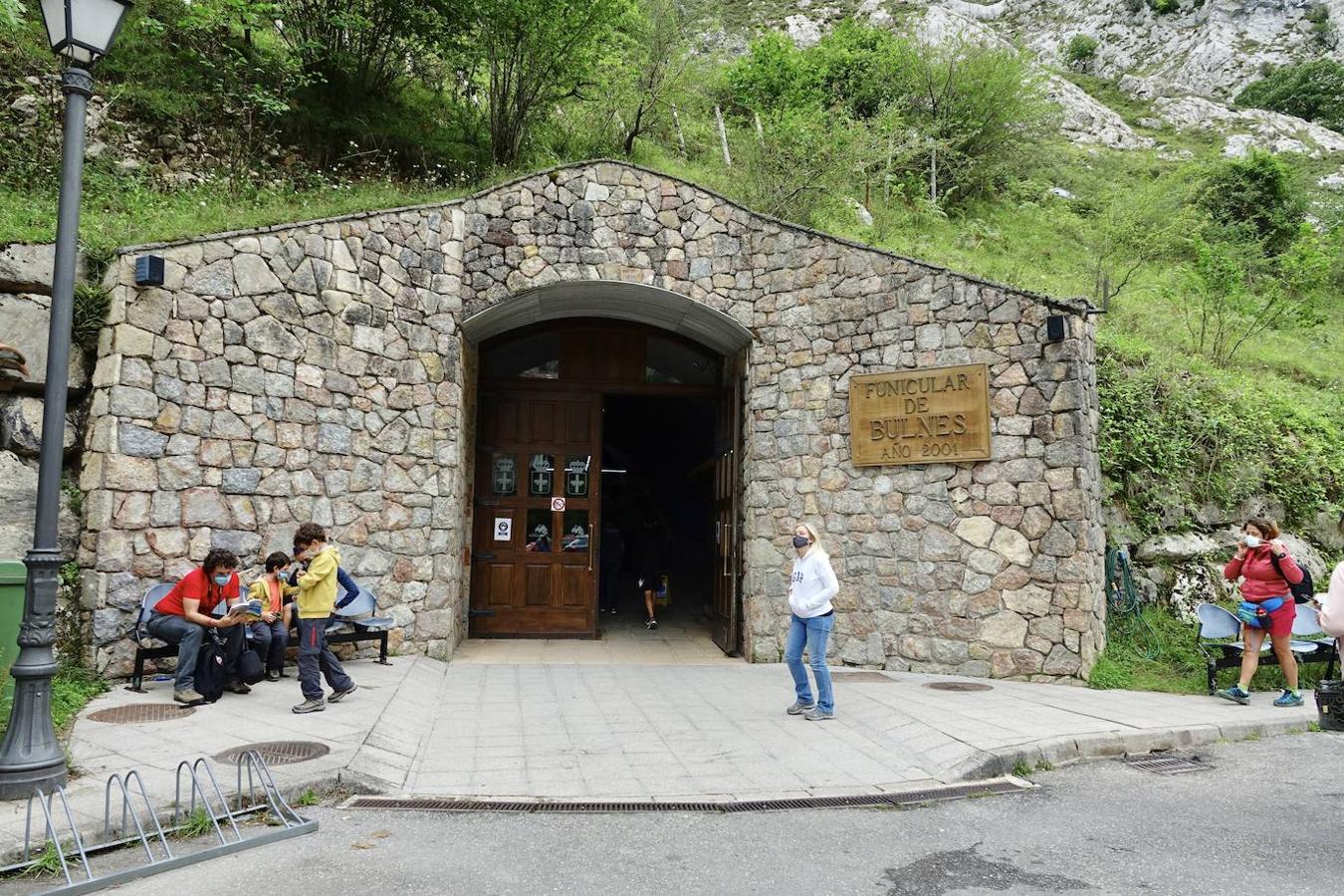 Imagen del 2020 al exterior de la estación al funicular de Bulnes. 