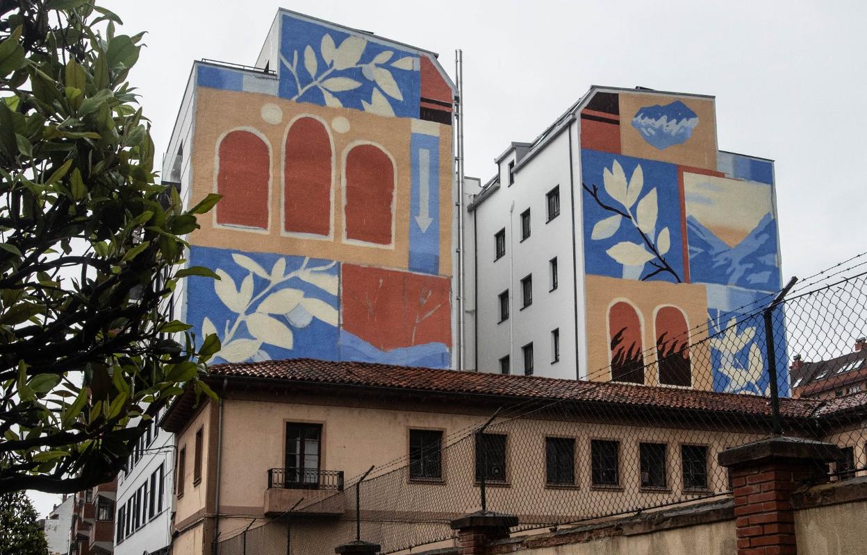 El mural dedicado a Oviedo en la calle Torrelavega. 