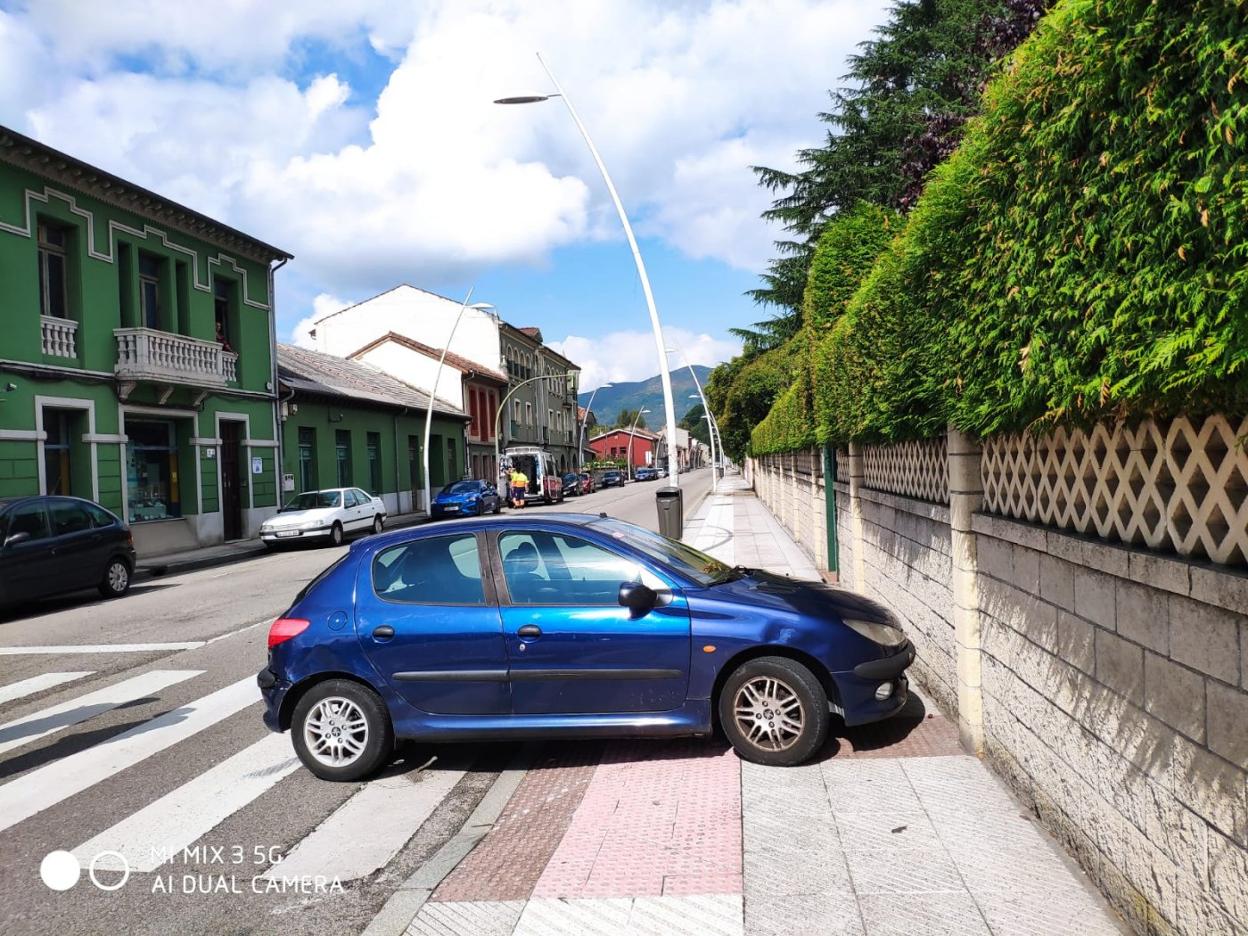 El turismo que terminaba contra un muro. 