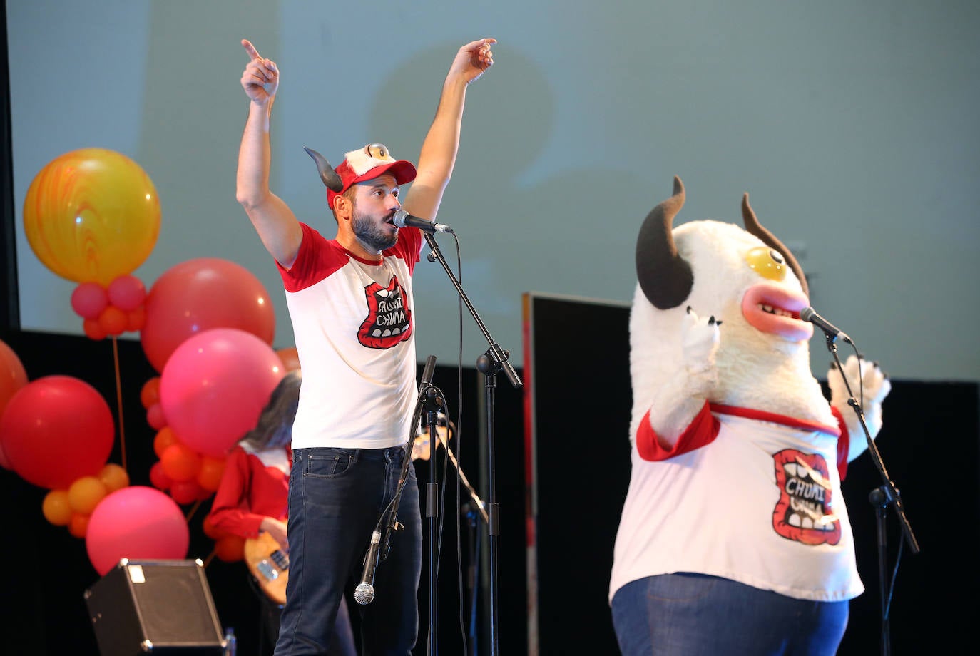 'Chumi', papel representado por Rodrigo, y 'Chuma', un simpático monstruo, han protagonizado la mañana de los más pequeños de Oviedo. 