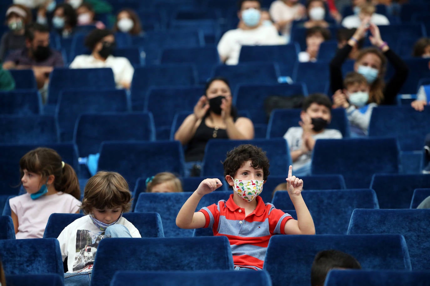 'Chumi', papel representado por Rodrigo, y 'Chuma', un simpático monstruo, han protagonizado la mañana de los más pequeños de Oviedo. 