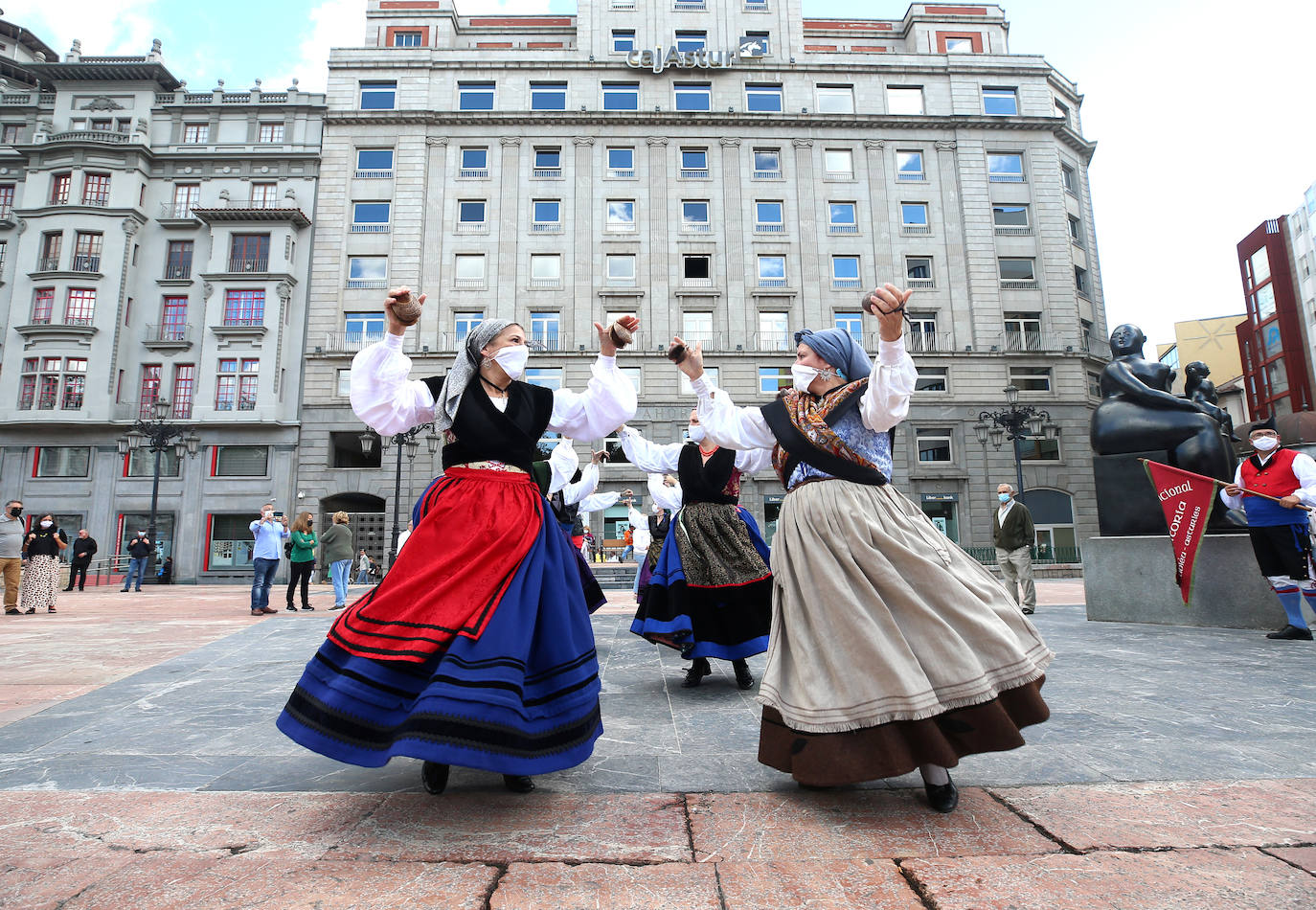 Por segundo año consecutivo, Oviedo no vivirá el desfile del Día de América, que tendría que celebrarse el domingo. No obstante, este sábado las calles de la ciudad han acogido actuaciones de grupos folclóricos de México, República Dominicana, Colombia, Brasil, Paraguay, Perú y Cuba. 