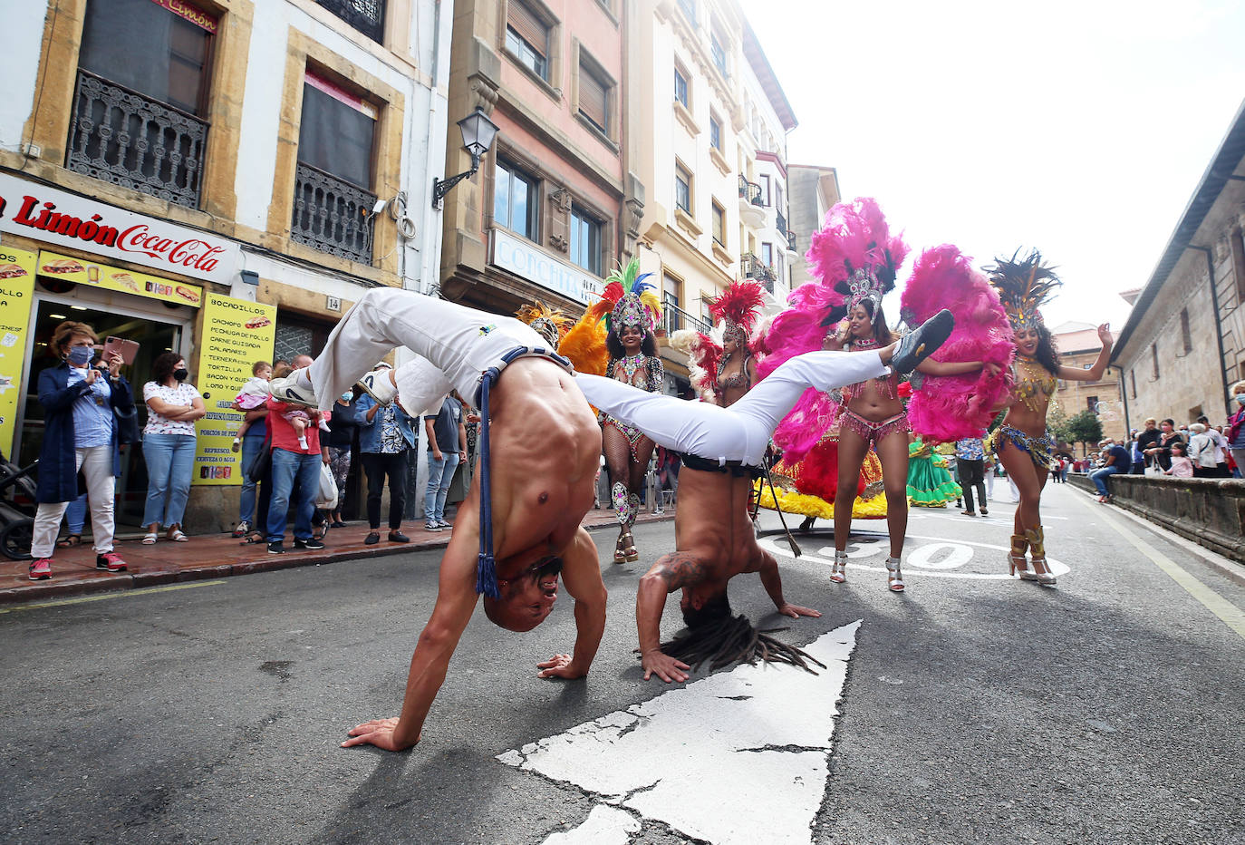 Por segundo año consecutivo, Oviedo no vivirá el desfile del Día de América, que tendría que celebrarse el domingo. No obstante, este sábado las calles de la ciudad han acogido actuaciones de grupos folclóricos de México, República Dominicana, Colombia, Brasil, Paraguay, Perú y Cuba. 