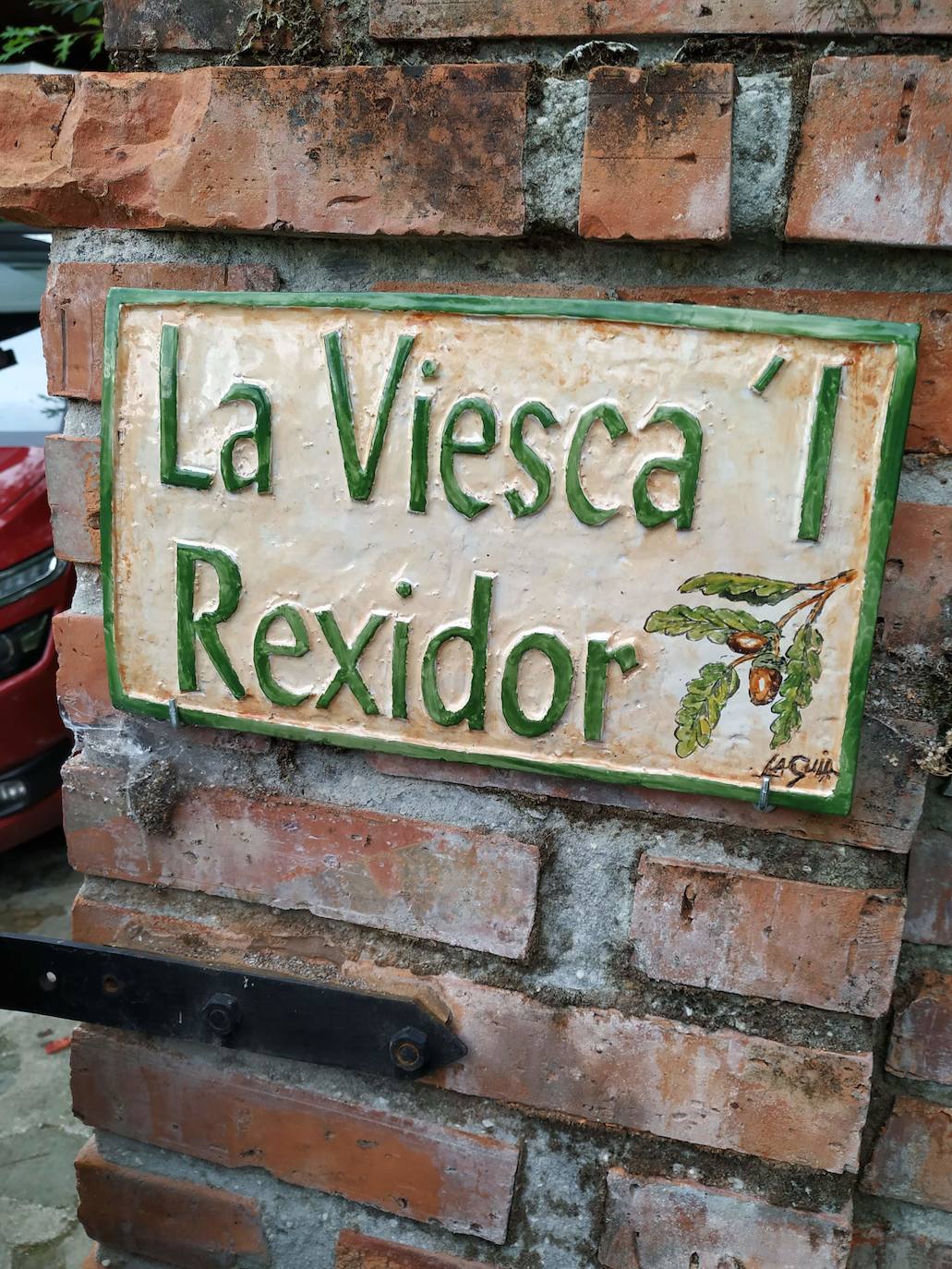 Miguel Llana Valdés, propietario de la finca La Viesca 'l Rexidor, en Llamas, ha creado un jardín botánico en su hogar que cuenta con alrededor de mil ejemplares arbóreos (más de 150 tipos), arbustivos y florales. 