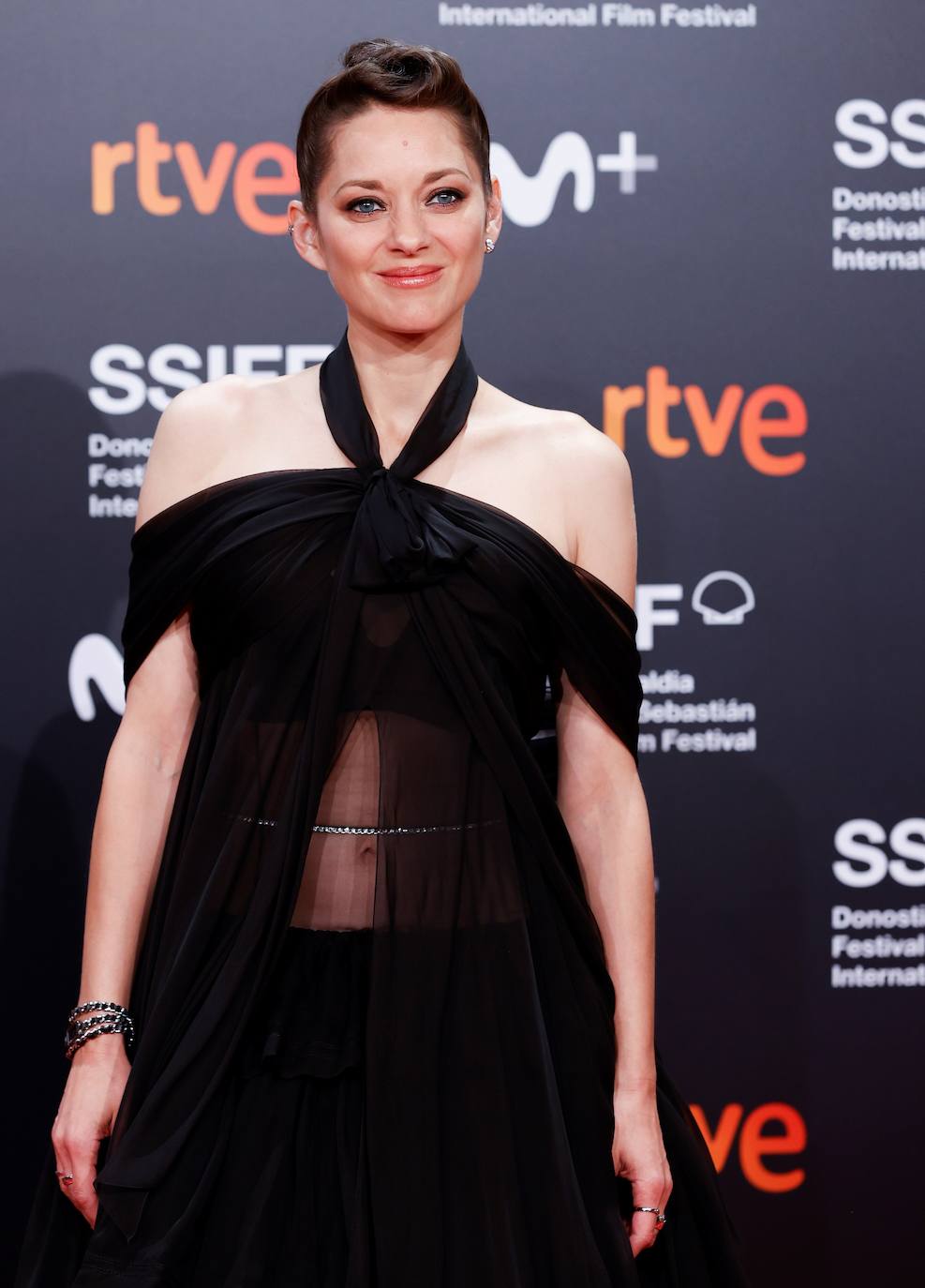 Ha comenzado una nueva edición del Festival de Cine de San Sebastián, una cita que ha vuelto a congregar a decenas de estrellas del cine y la televisión en la capital donostiarra. La actriz francesa Marion Cotillard, Premio Donostia 2021, Penélope Cruz y Antonio Banderas, acompañado por su hija, Stella del Carmen, fueron protagonistas de la alfs. 