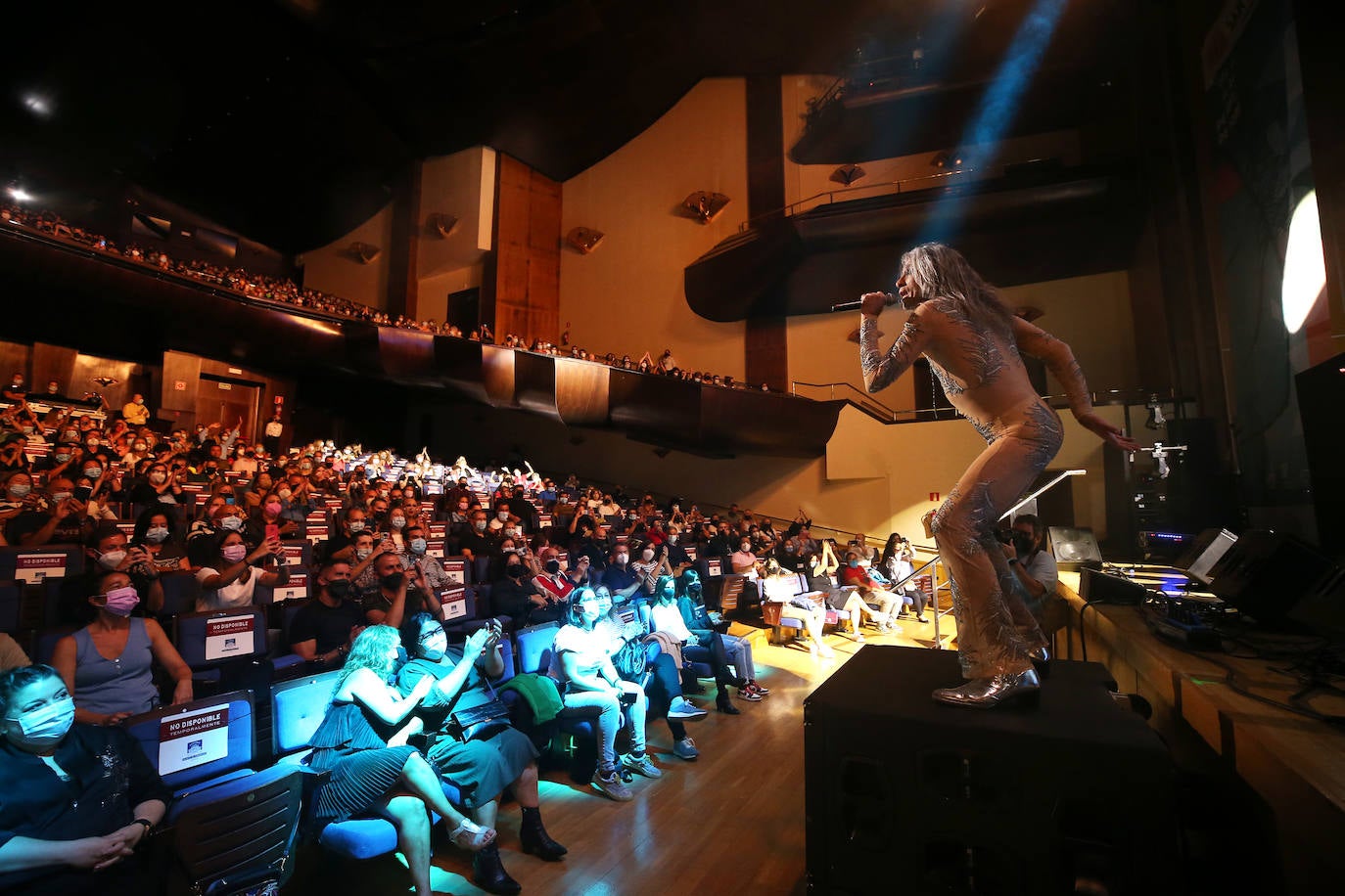 Los fallos de sonido obligan a frenar 15 minutos la actuación de Fangoria, que conquistó al público que llenó hasta la bandera el Auditorio