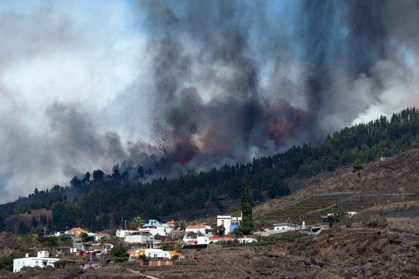 Una erupción volcánica ha comenzado este domingo en los alrededores de Las Manchas, en El Paso (La Palma), después de que el complejo de la Cumbre Vieja acumulara miles de terremotos en la última semana, conforme el magma iba presionando el subsuelo en su ascenso. Las autoridades habían comenzado horas antes evacuar a las personas con problemas de movilidad en cuatro municipios.