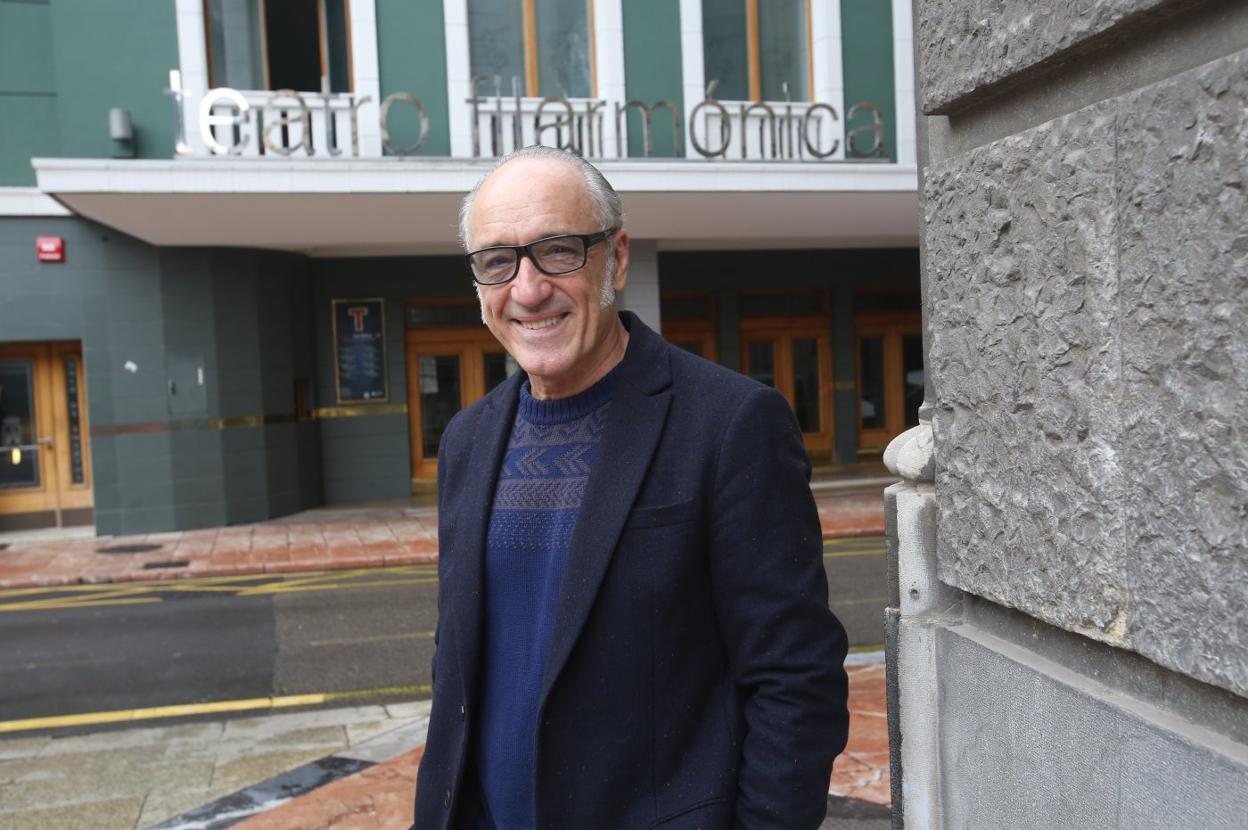 Roberto Álvarez, con el Filarmónica a su espalda. 