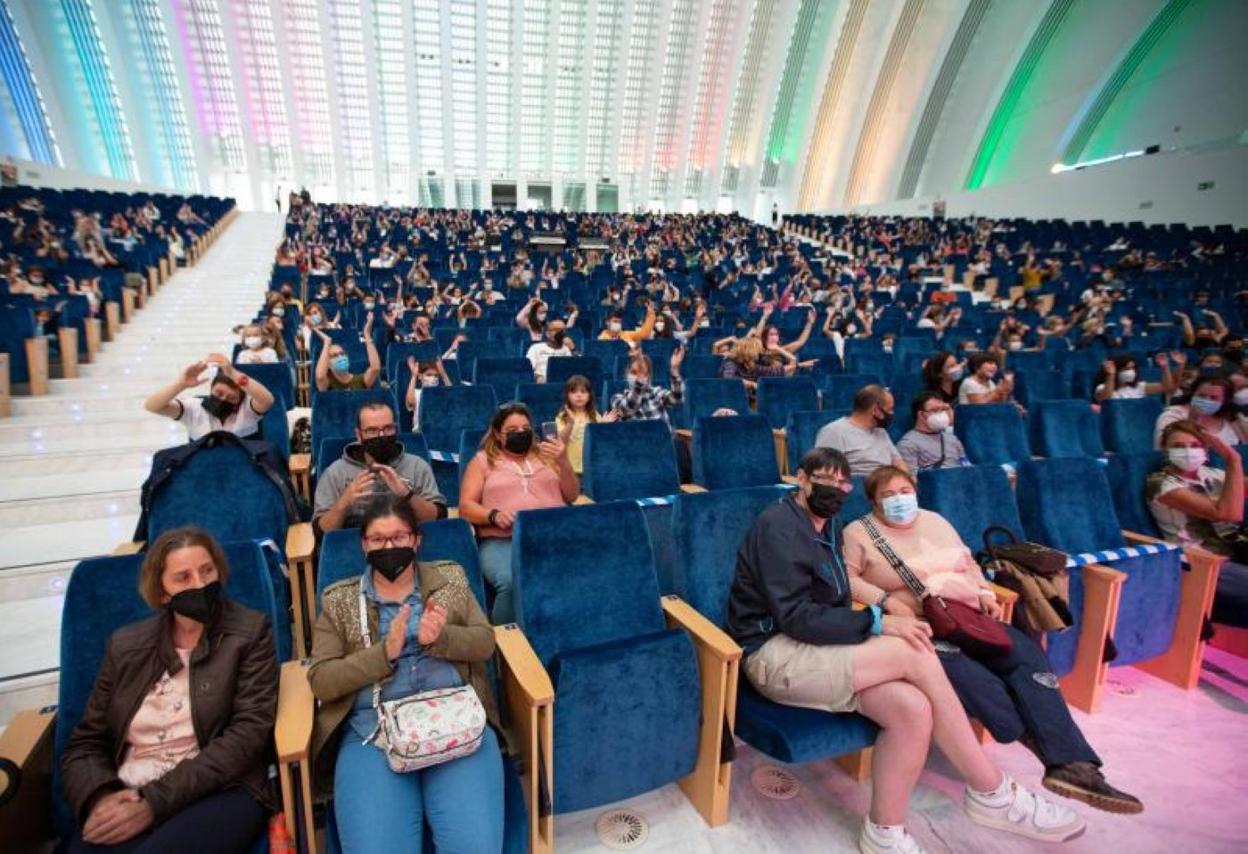 El público agotó las invitaciones para 'Happening Colores'. 