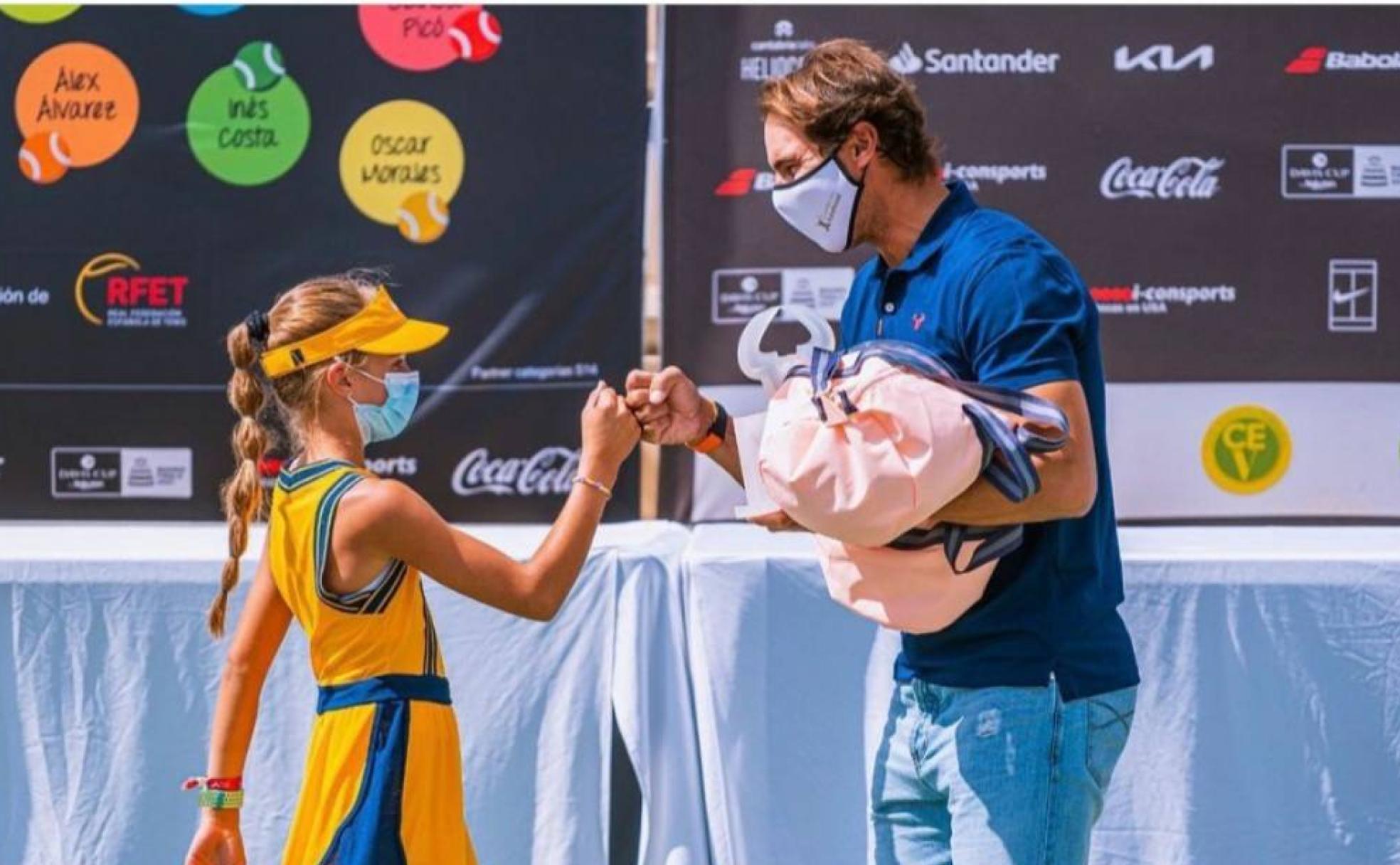 La grupista Paola Piñera saluda emocionada a Rafa Nadal tras disputar el torneo en Manacor. 