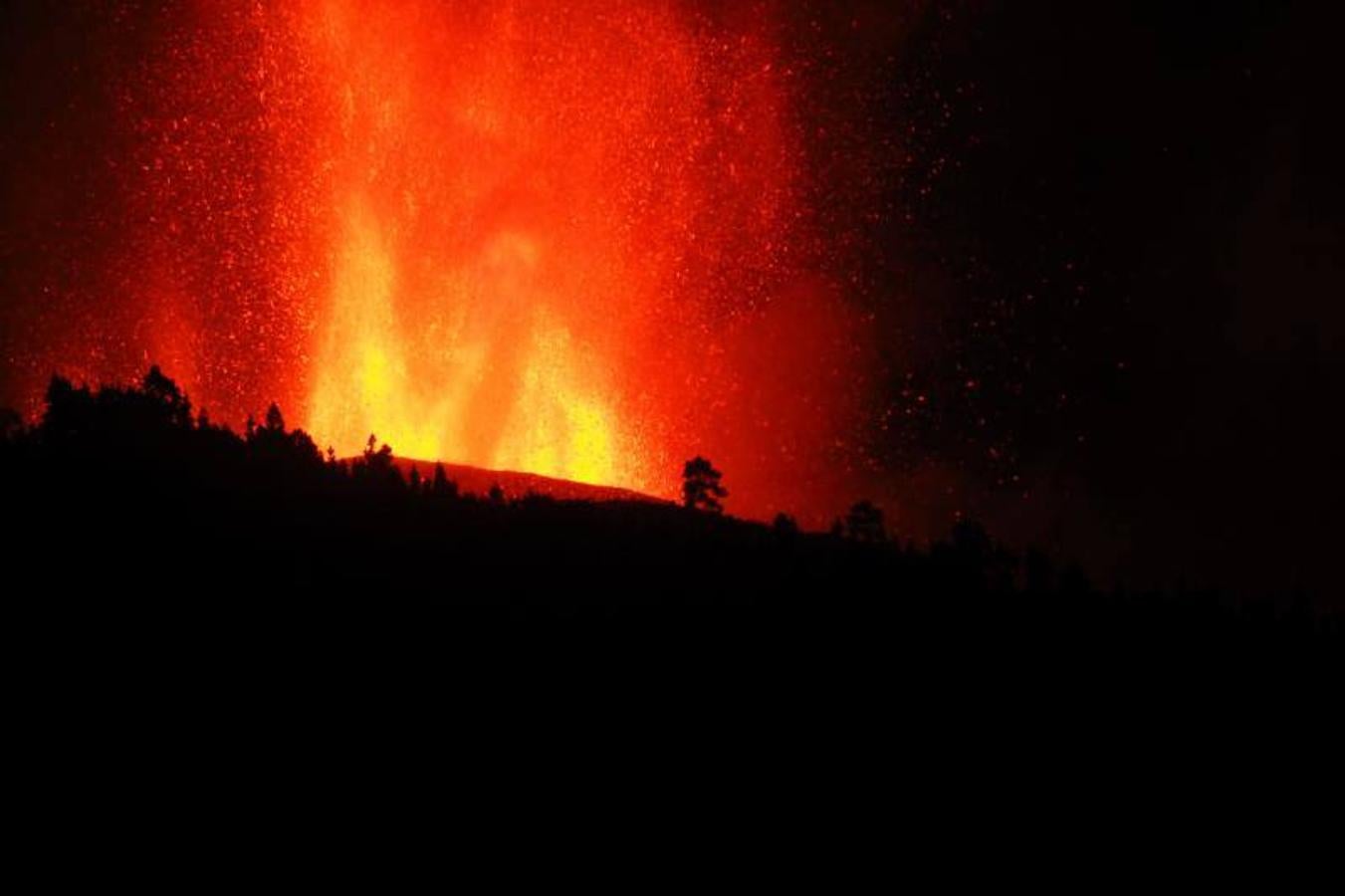 Una erupción volcánica ha comenzado este domingo en los alrededores de Las Manchas, en El Paso (La Palma), después de que el complejo de la Cumbre Vieja acumulara miles de terremotos en la última semana, conforme el magma iba presionando el subsuelo en su ascenso. Las autoridades habían comenzado horas antes evacuar a las personas con problemas de movilidad en cuatro municipios.