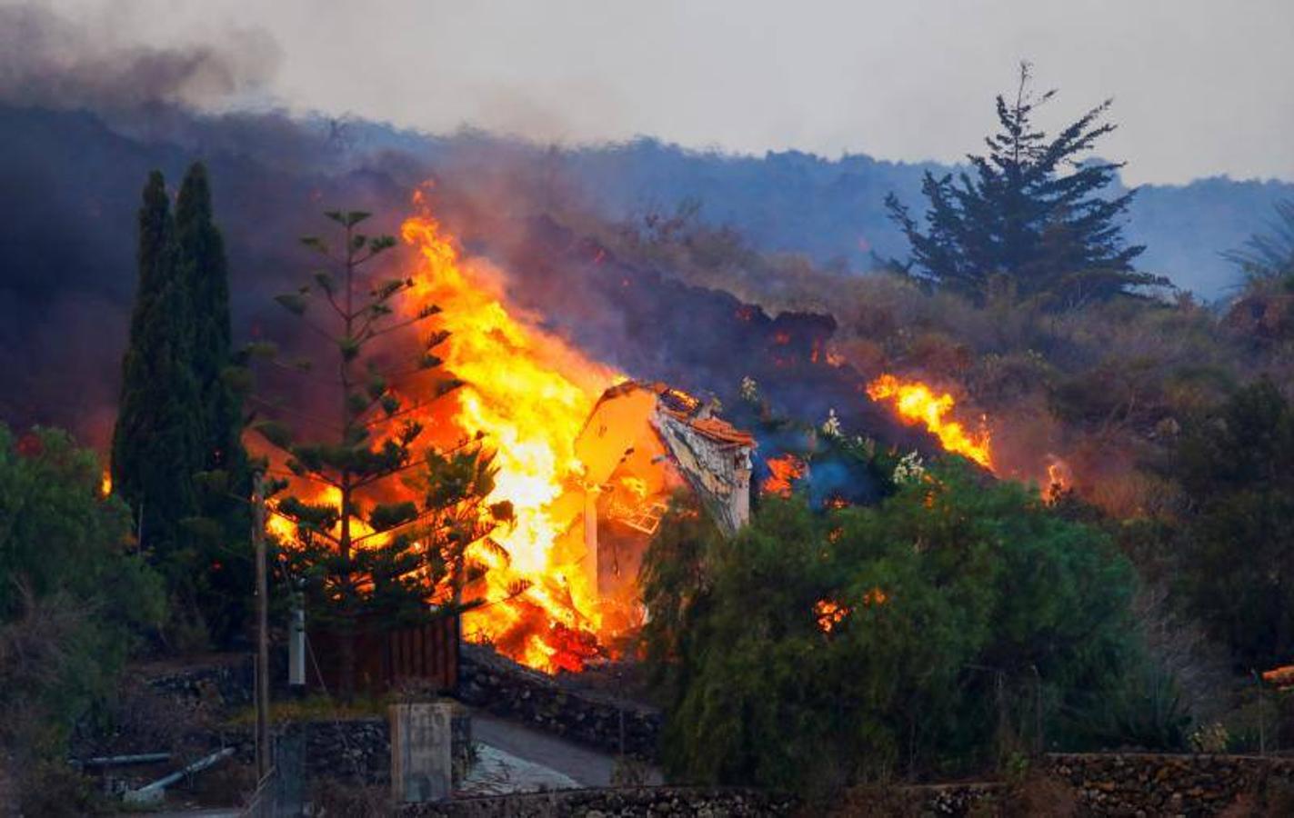 Una erupción volcánica ha comenzado este domingo en los alrededores de Las Manchas, en El Paso (La Palma), después de que el complejo de la Cumbre Vieja acumulara miles de terremotos en la última semana, conforme el magma iba presionando el subsuelo en su ascenso. Las autoridades habían comenzado horas antes evacuar a las personas con problemas de movilidad en cuatro municipios.