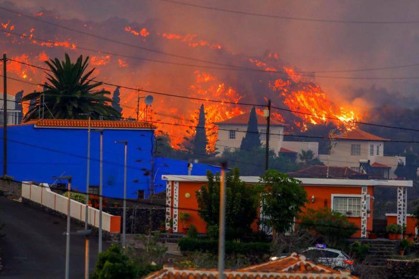 Una erupción volcánica ha comenzado este domingo en los alrededores de Las Manchas, en El Paso (La Palma), después de que el complejo de la Cumbre Vieja acumulara miles de terremotos en la última semana, conforme el magma iba presionando el subsuelo en su ascenso. Las autoridades habían comenzado horas antes evacuar a las personas con problemas de movilidad en cuatro municipios.