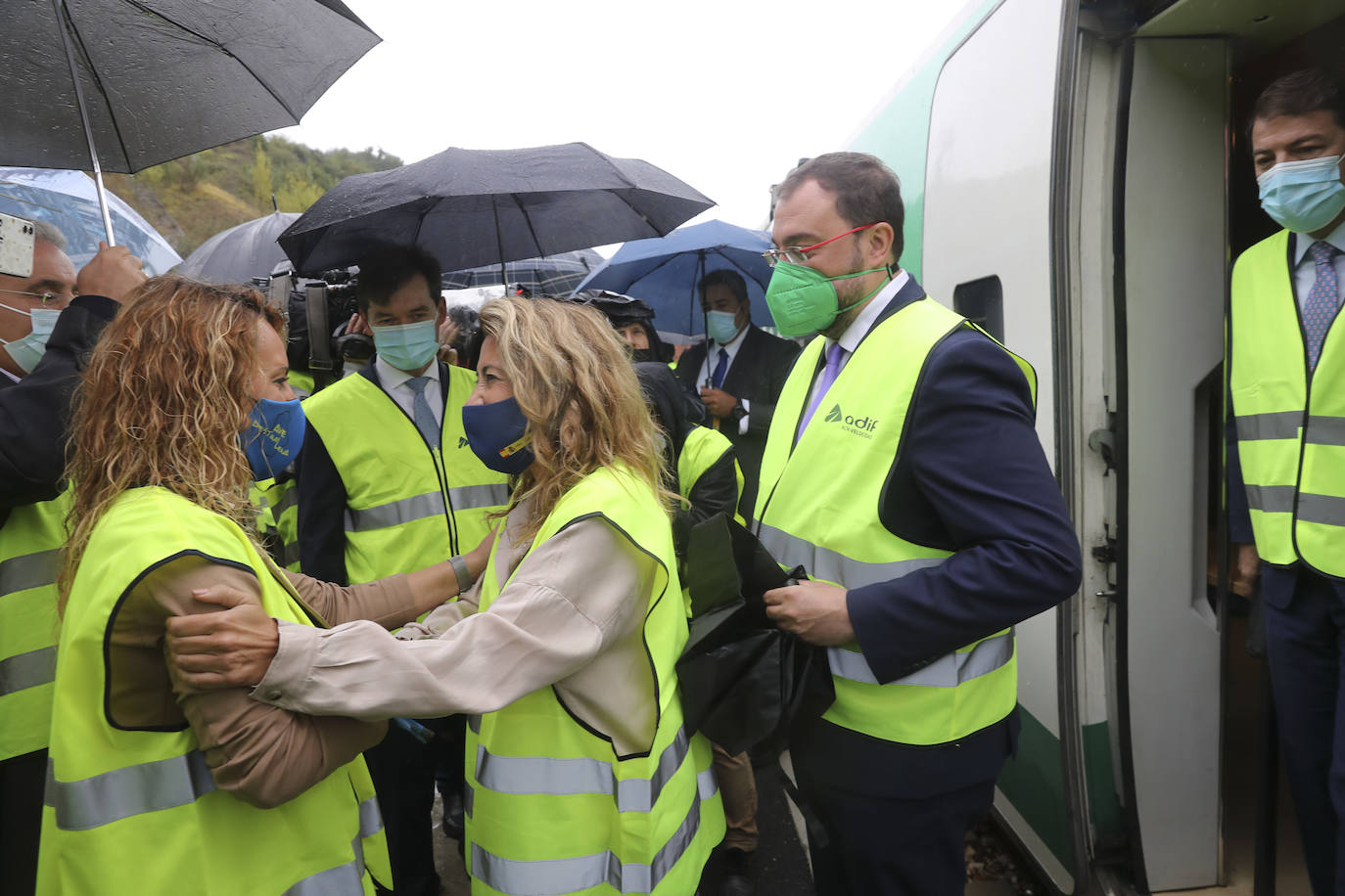 La ministra de Transportes, Raquel Suárez, preside el primer viaje en pruebas del AVE por la variante de Pajares: 50 kilómetros entre La Robla-Campomanes.