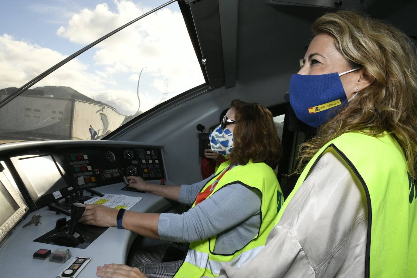 La ministra de Transportes, Raquel Suárez, preside el primer viaje en pruebas del AVE por la variante de Pajares: 50 kilómetros entre La Robla-Campomanes.