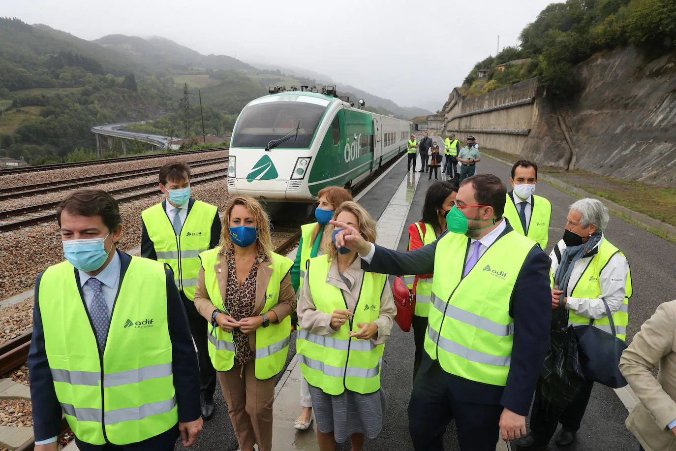 La ministra de Transportes, Raquel Suárez, preside el primer viaje en pruebas del AVE por la variante de Pajares: 50 kilómetros entre La Robla-Campomanes.