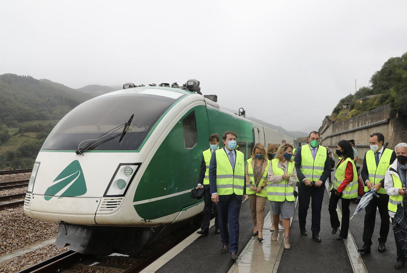 La ministra de Transportes, Raquel Suárez, preside el primer viaje en pruebas del AVE por la variante de Pajares: 50 kilómetros entre La Robla-Campomanes.