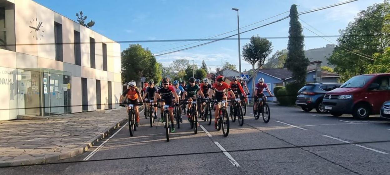 Grupo de ciclistas frente al Ayuntamiento de Candamo durante el campeonato de Asturias de XCMaratón. 